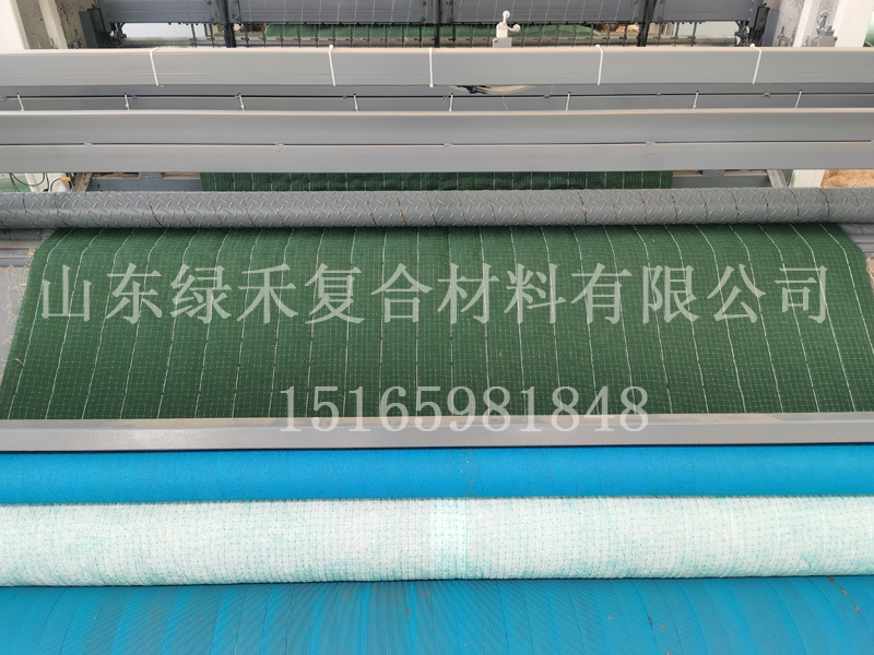 客户订购的13000平的抗冲生物毯正在快速生产中。(图1)